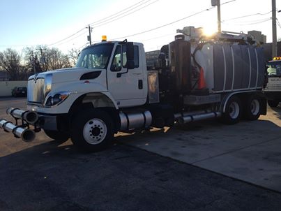 Aquatech B10 combination sewer jetter truck sold to Flo-Rite Plumbing 